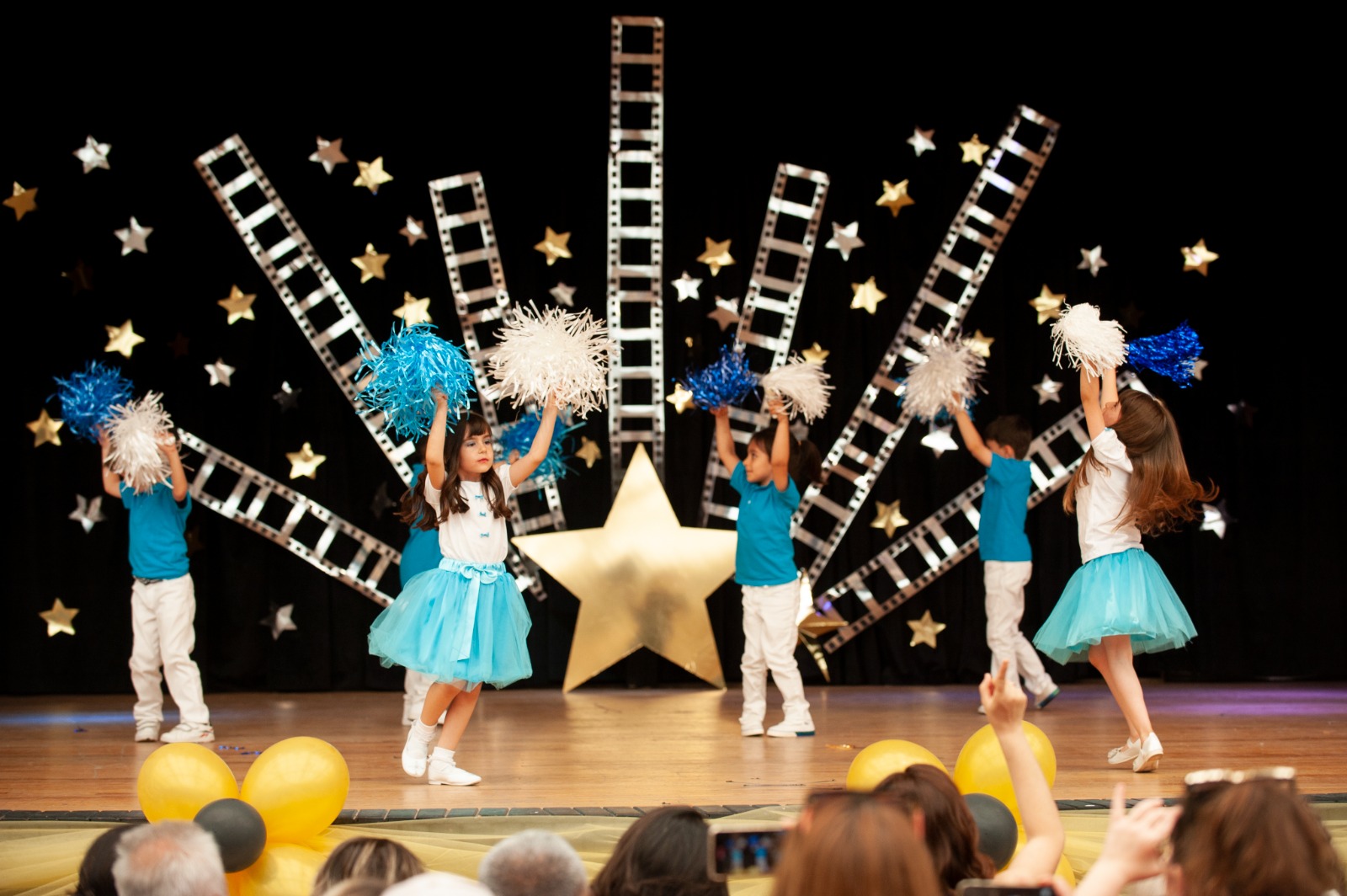 Karşıyakalı miniklerin ilk mezuniyet sevinci