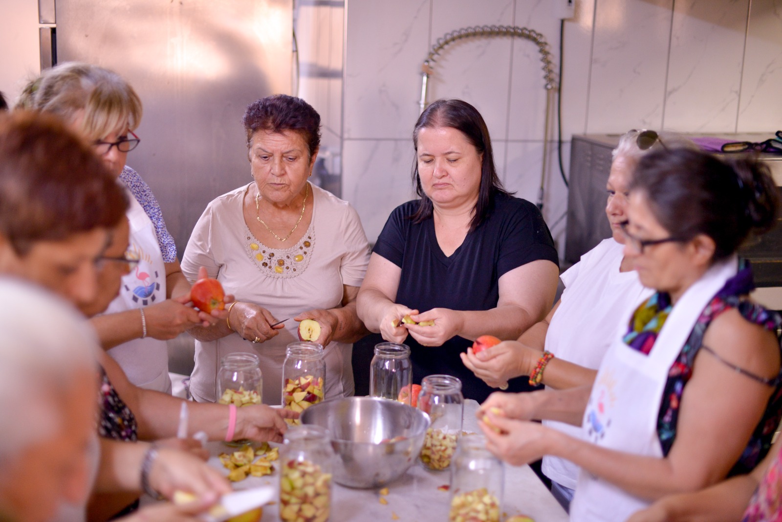 Çiğlili Kadınlar Doğal Sirke Yaptı