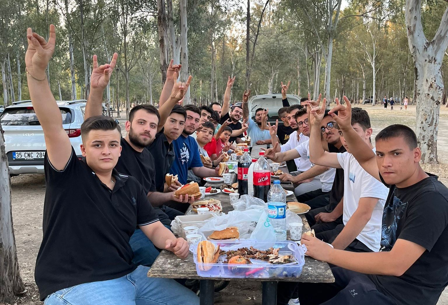 Çiğli Ülkü Ocakları’ndan Gençlere Karne Sürprizi