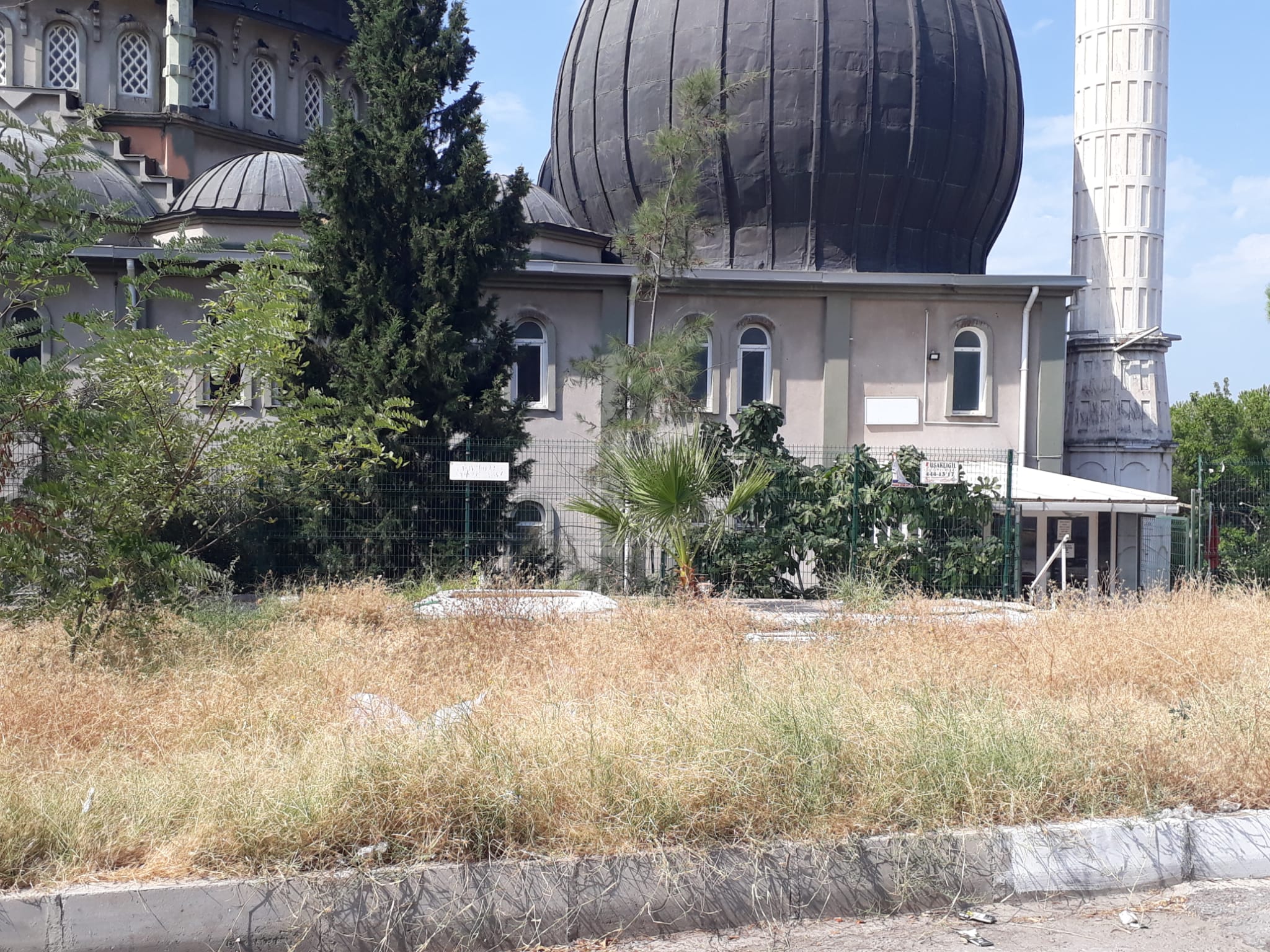 Bu görüntüler bir ibadethaneye yakışıyor mu? “GÜLÜMSEYEN ÇİĞLİ” BAKIMSIZLIĞA TESLİM Mİ OLDU?