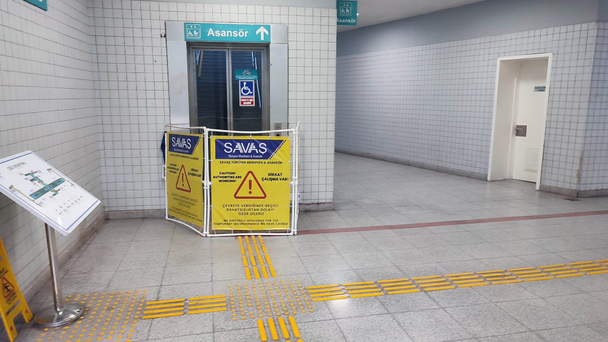 BİR ZAMANLARIN BERLİN DUVARI GİBİ… AHHH BU ASANSÖRLER NE DE ÇABUK BOZULUYORLAR…