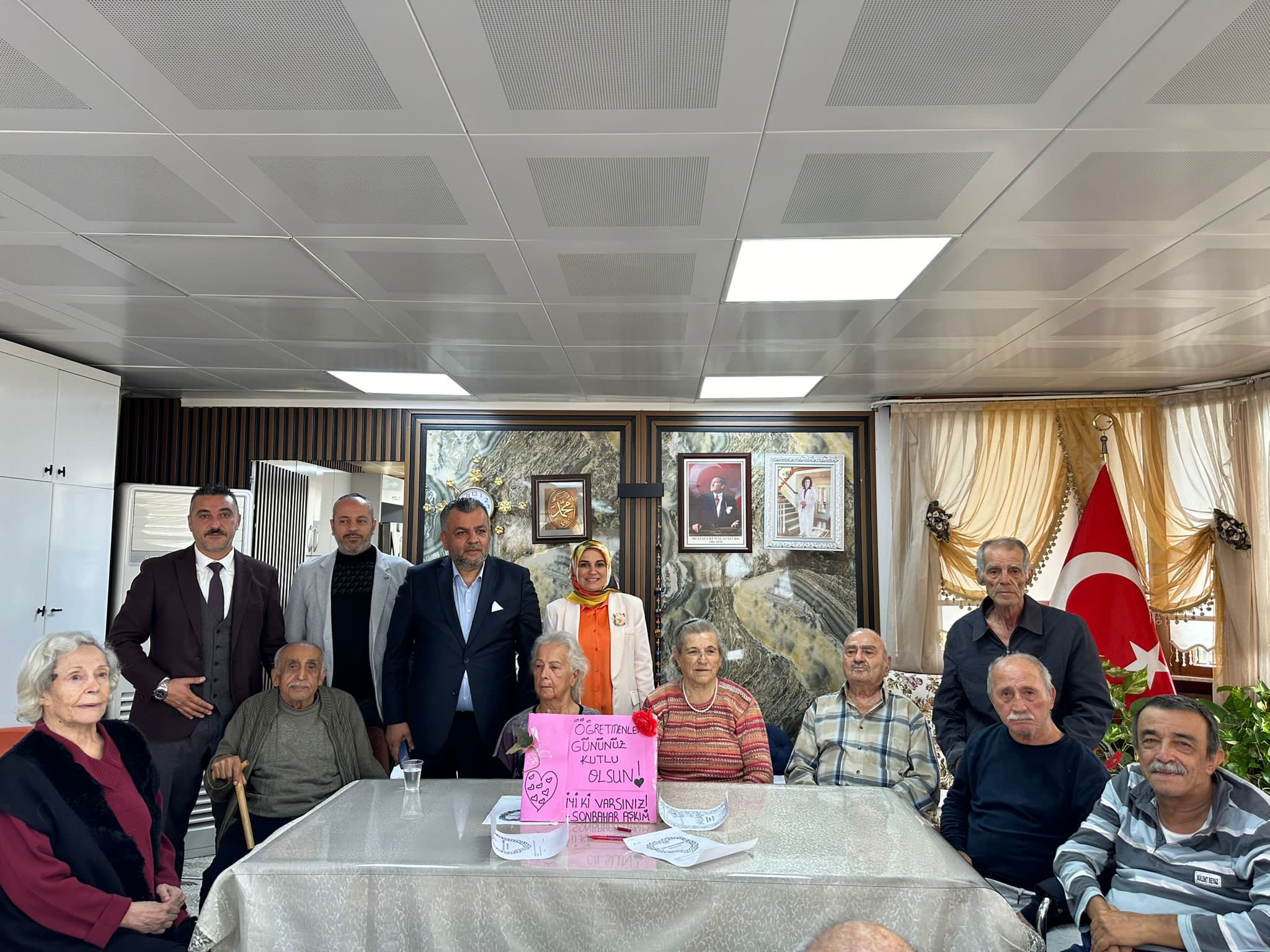 Çiğli Ak Parti İlçe Başkanlığı Öğretmenler Gününü Öğretmenlerimizi Okullarında Ziyaret Ederek Kutladı…