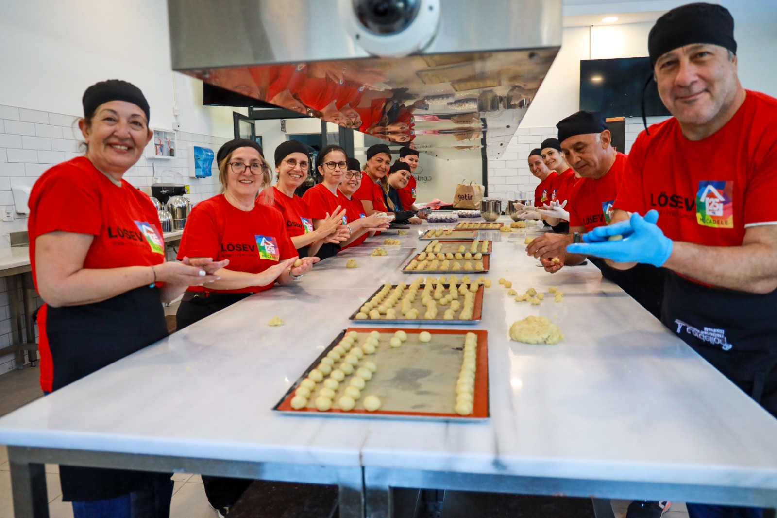 Karşıyaka’nın mutfağı lösemili çocuklar için üretti