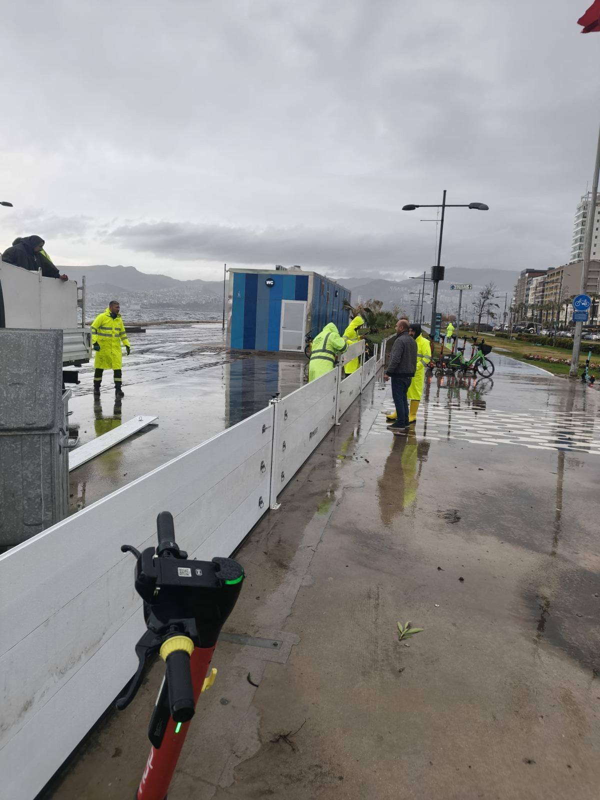 Fırtına duvarı Kordon’da taşkını önledi