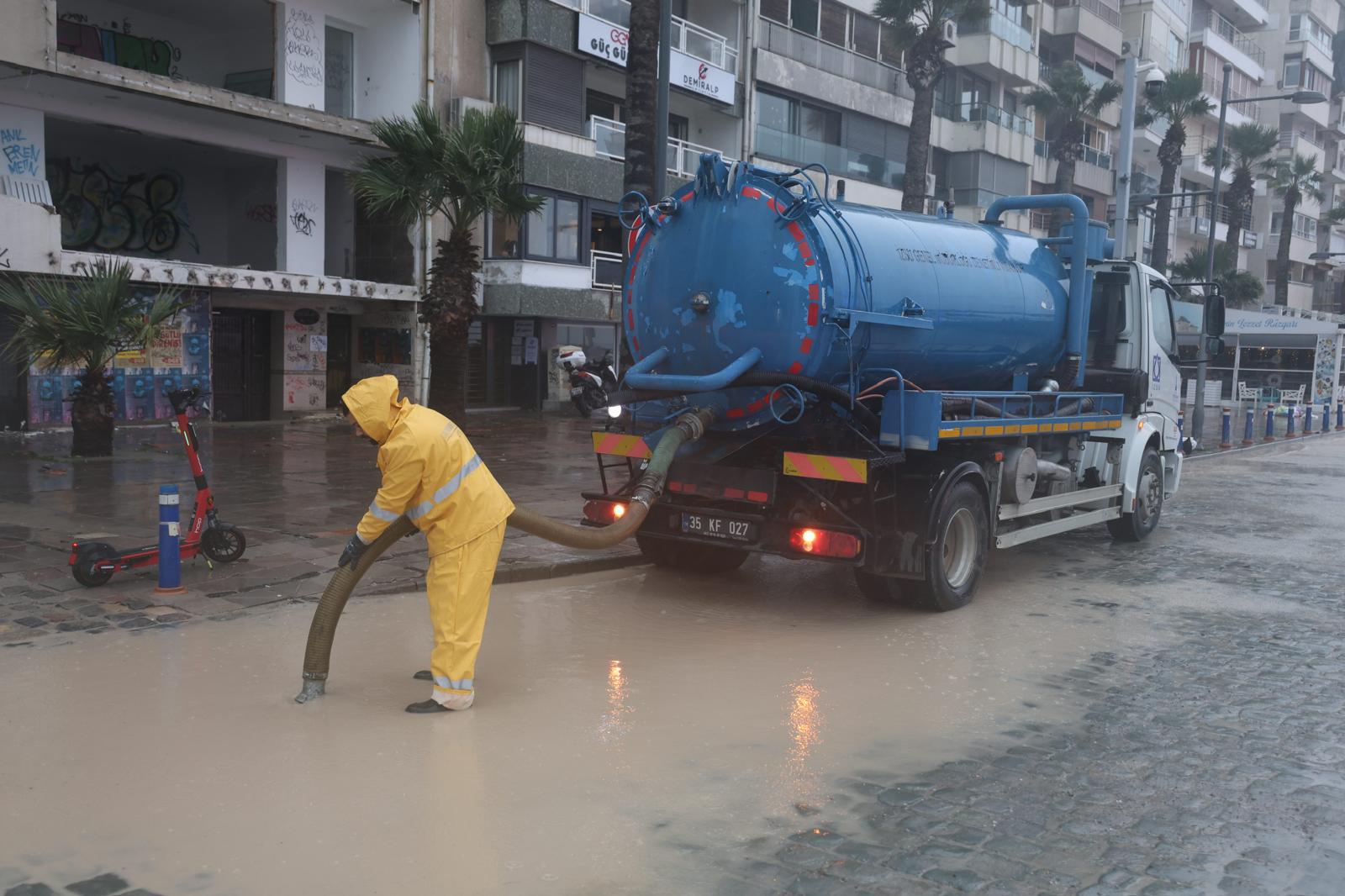 İzmir Büyükşehir Belediyesi ekipleri yağış nöbetinde