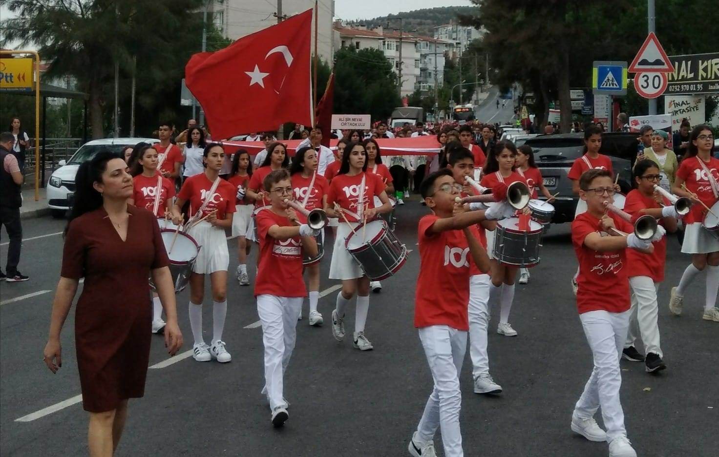 ALİ ŞİR NEVAİ ORTAOKUL’unda  CUMHURİYET ÇOŞKUSU