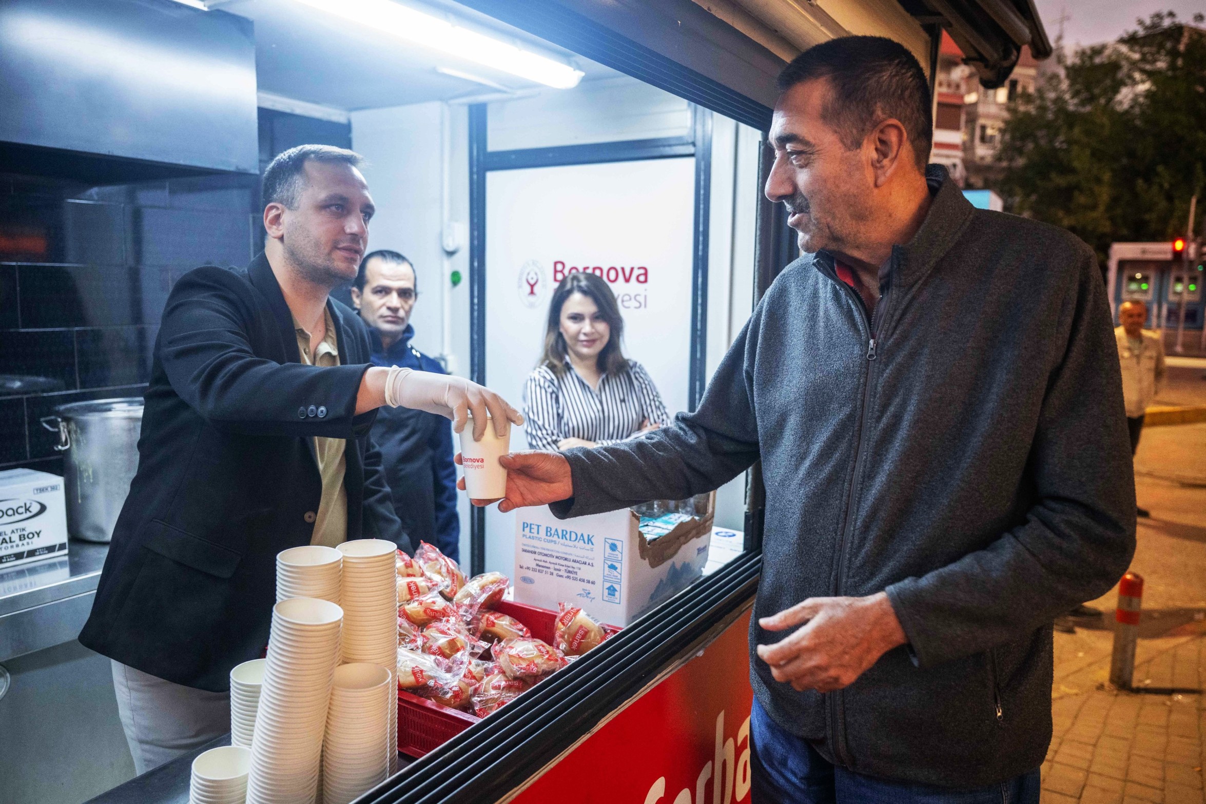 Bornova Belediyesi’nden vatandaşlara sıcak çorba ikramı başladı