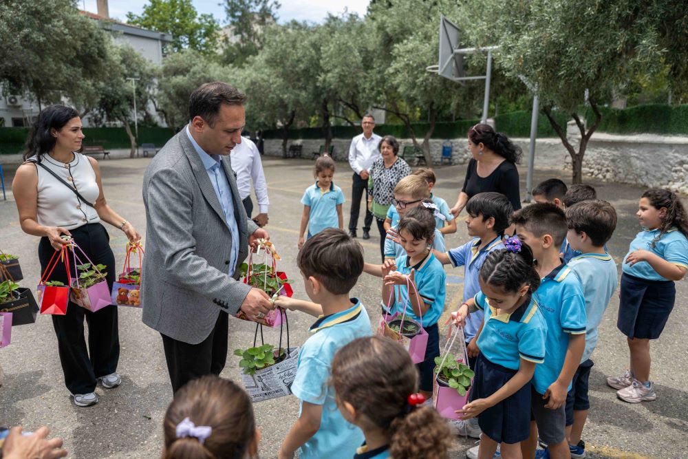 Dokuz Eylül İlköğretim Okulu’nda çilek fidesi sevinci