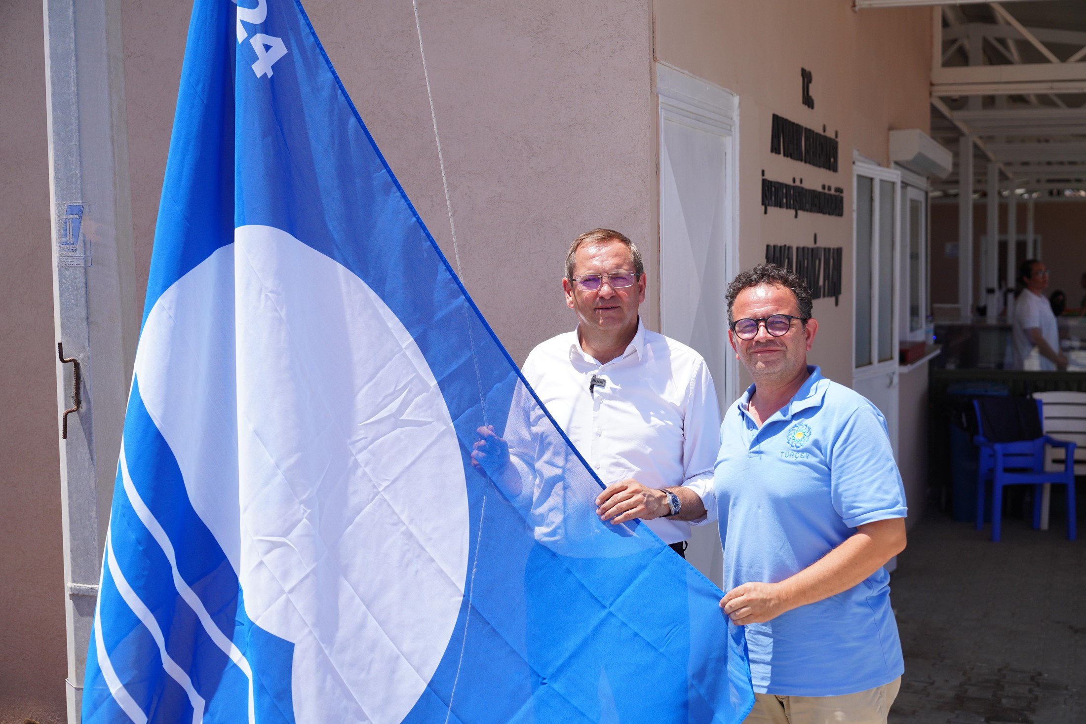 AYVALIK’TA GÖNDERE MAVİ BAYRAK ÇEKİLDİ…