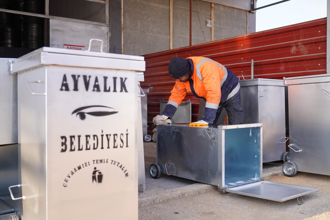 Ayvalık Belediyesi, özkaynaklarıyla kentin ihtiyacı olan çöp konteynerini kendi üretiyor. 