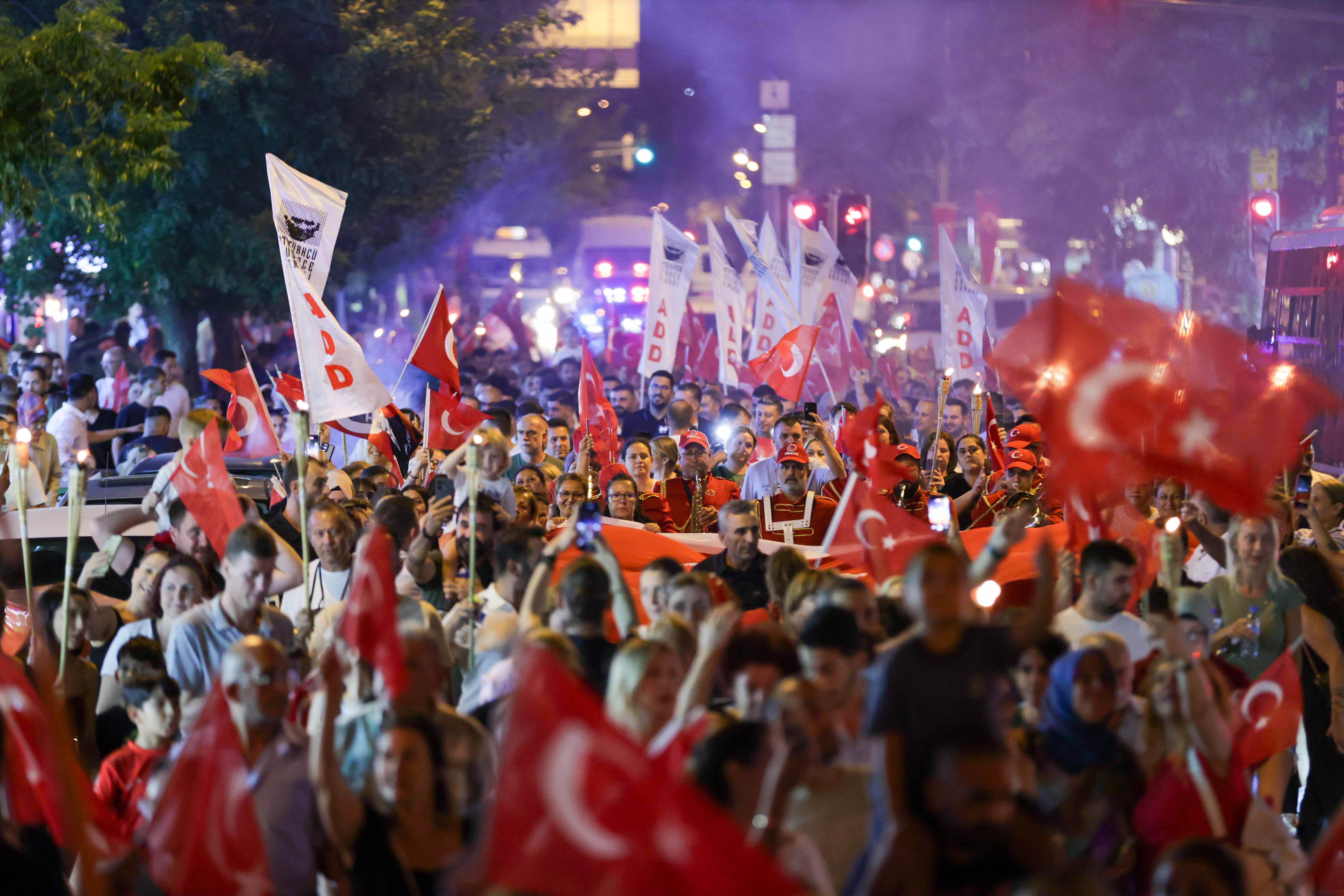  Zafer Korteji Buca’yı aydınlattı