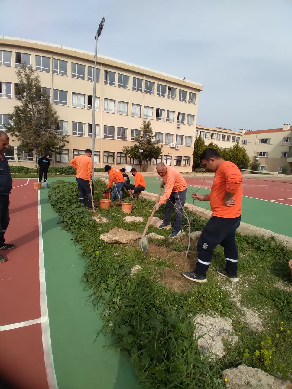 Çeşme’de okul bahçeleri meyve bahçesine dönüşüyor