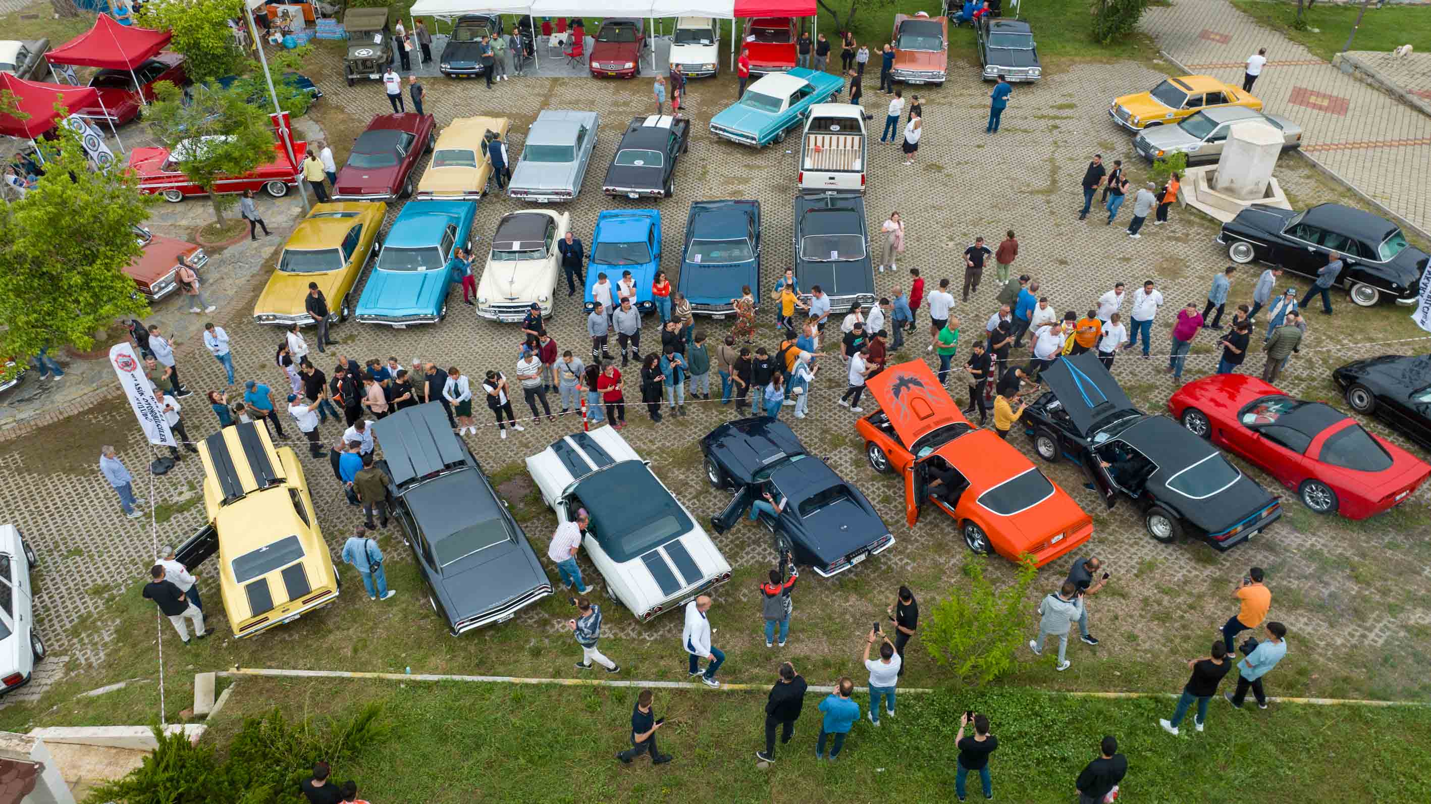 Klasik otomobil tutkunları Buca’da buluştu