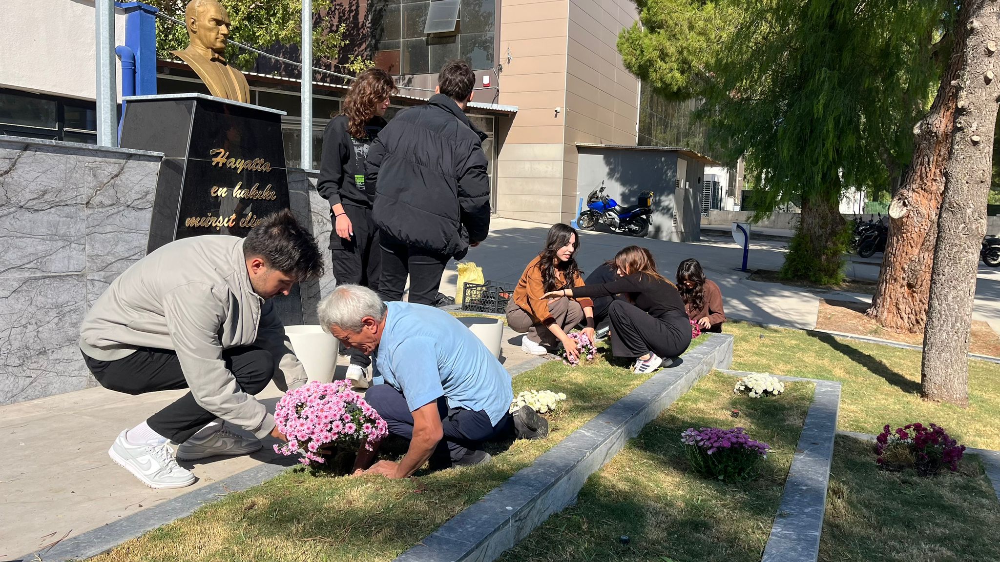 Egeli genç Diş Hekimleri Atatürk büstünü çiçeklendirdiler