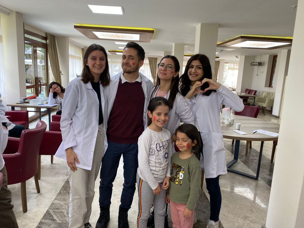 Egeli Gönüllü Diş Hekimleri depremzedelerin ağız ve diş bakımlarını yaptı