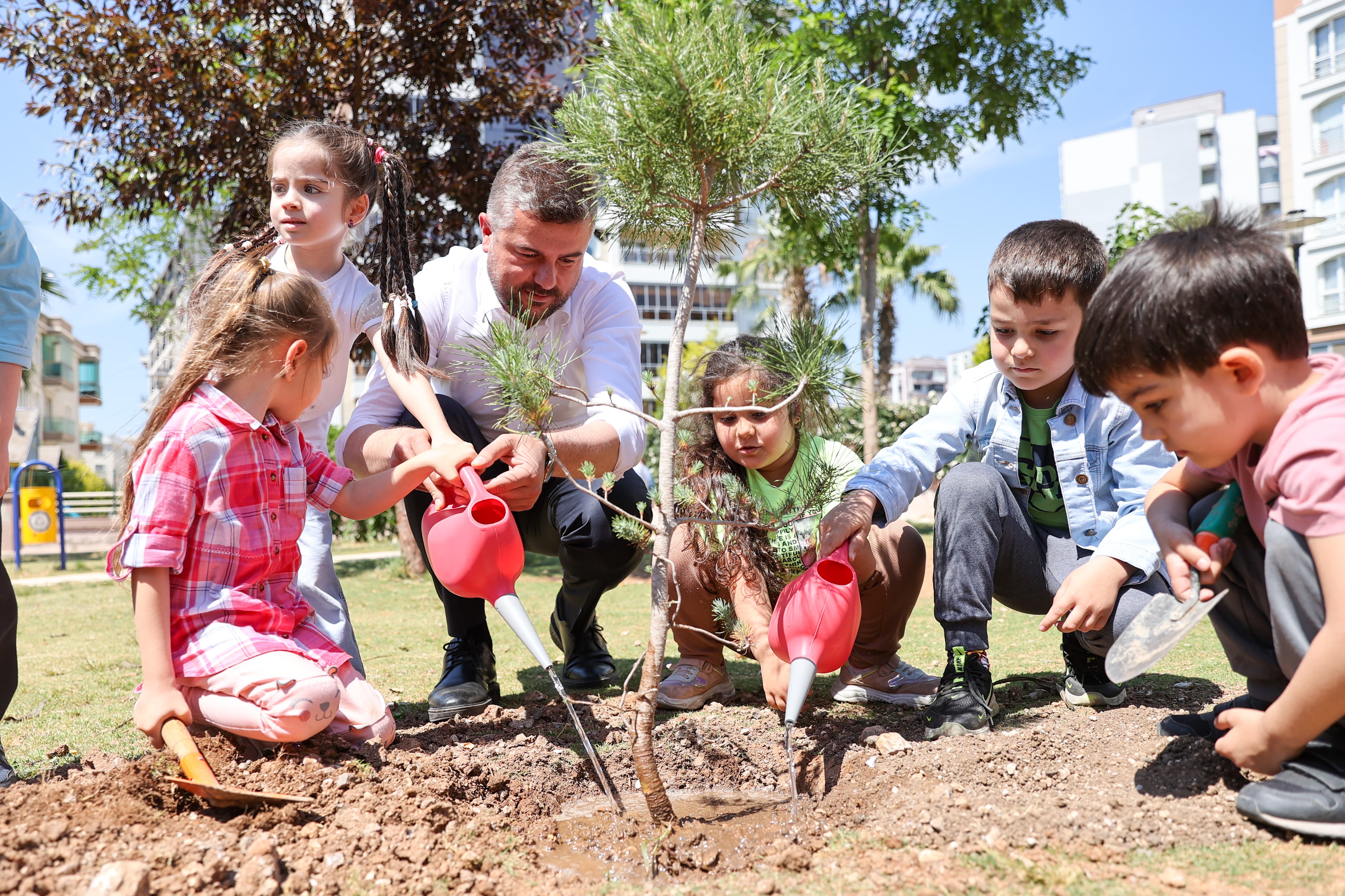 Başkan Duman miniklerle fidan dikti