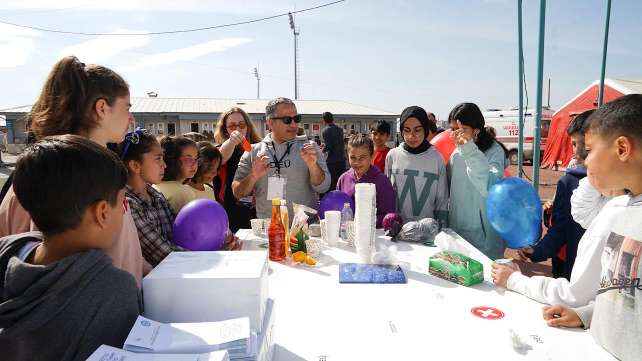 DEÜ’DEN DEPREM BÖLGESİNDE UMUDA YOLCULUK: HEPİMİZ ÇOCUKTUK