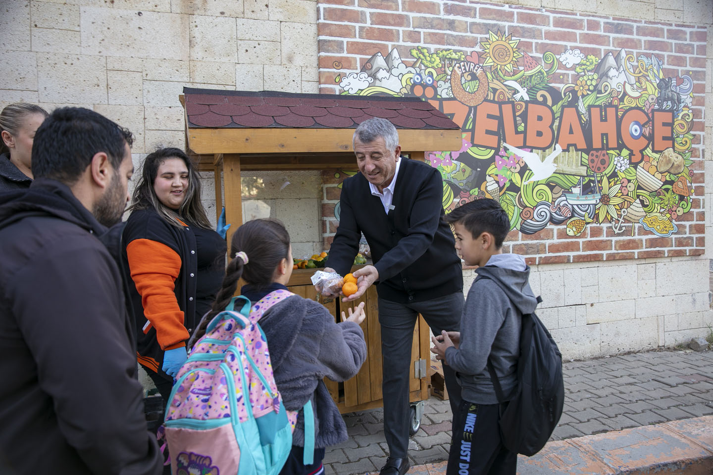 Çiftçinin Ürünü Dalında Kaldı, Belediye Topladı Halka Dağıttı
