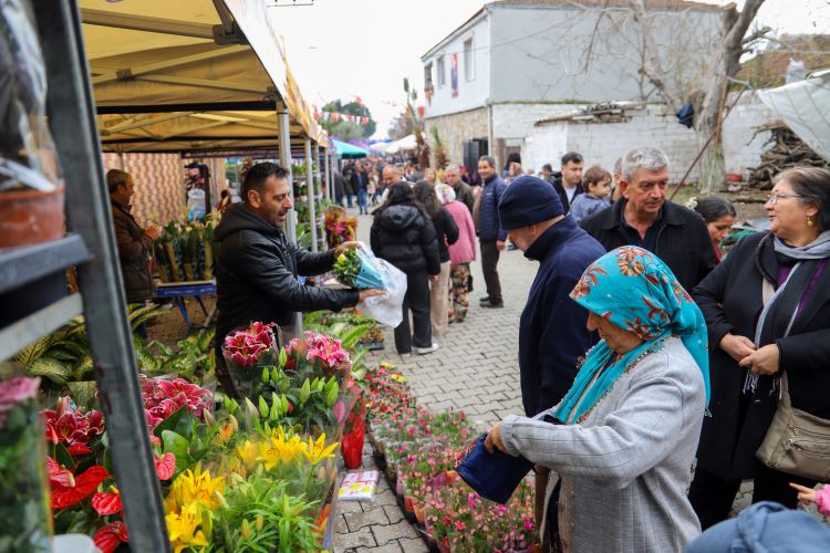 Bayındır’da Nergis ve Kuru Çiçek Sevgisi Engel Tanımadı: Vatandaşlar Üreticiyi Yalnız Bırakmadı