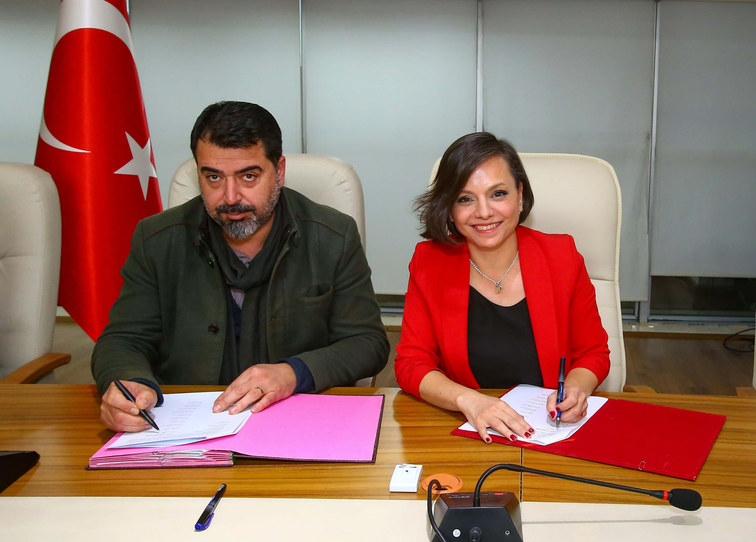 Karabağlar Belediyesi’nden işçilerin yüzünü güldüren sözleşme