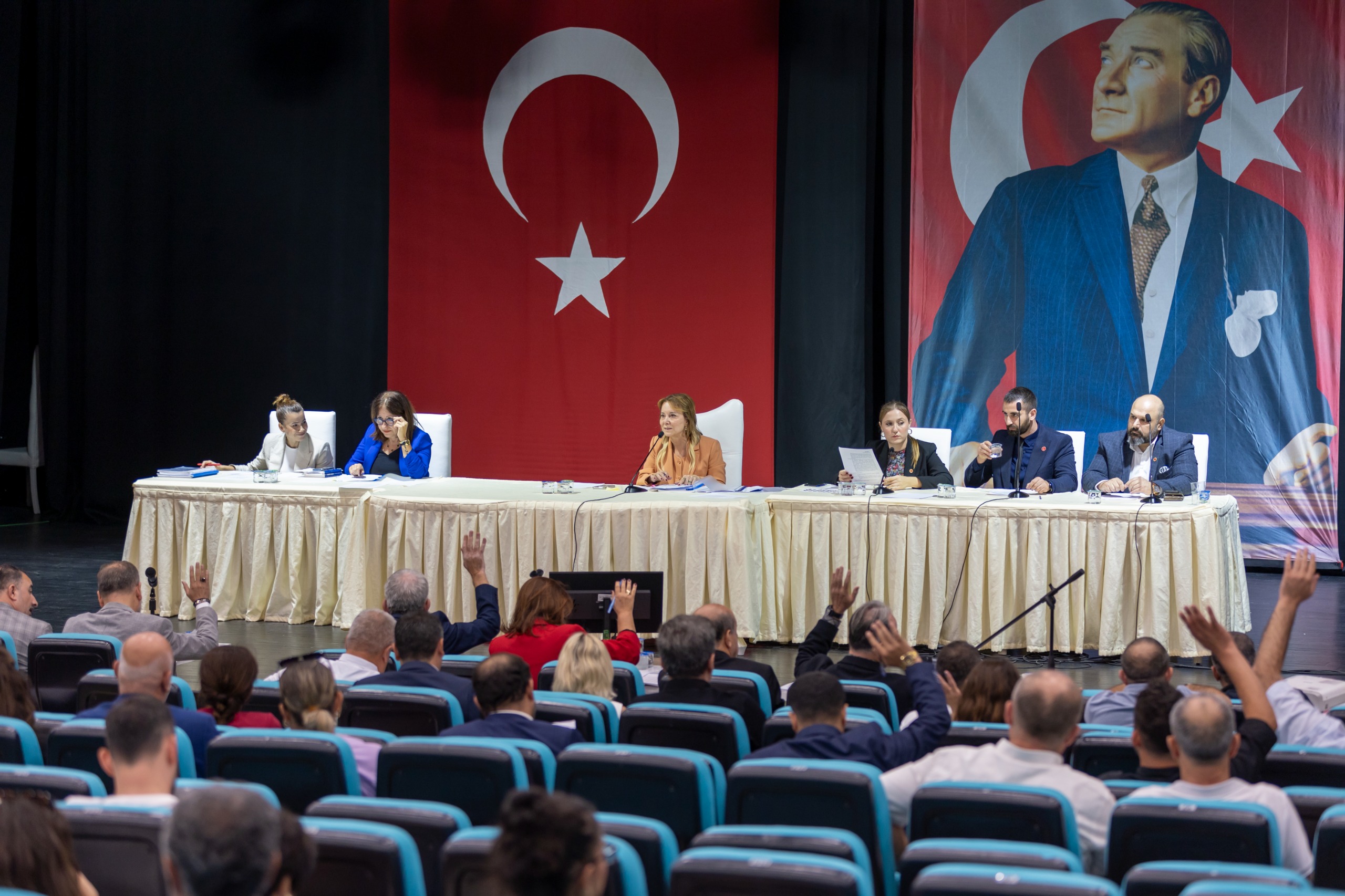 Konak Belediye Meclisi 2025 yılı mali bütçesini onayladı