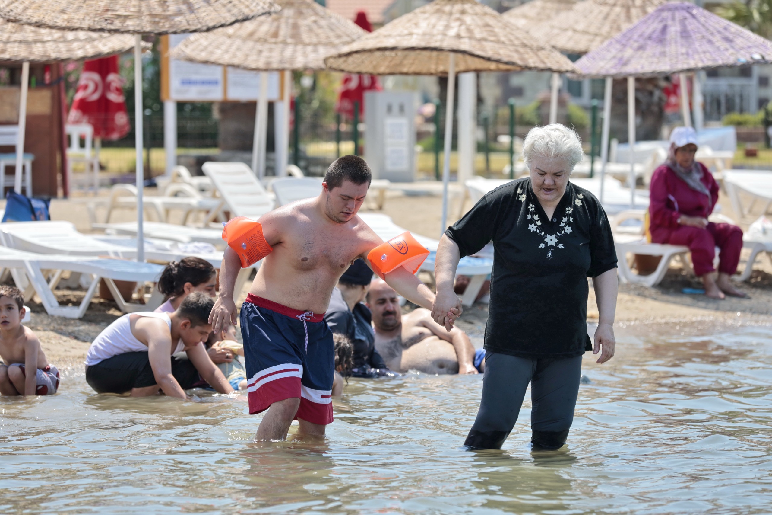 Konak Belediyesi engelli bireyler ve ailelerini denizle buluşturdu