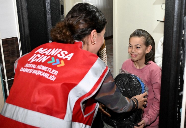 Manisa Büyükşehir’den 15 Bin Öğrenciye Çanta ve Kırtasiye Desteği
