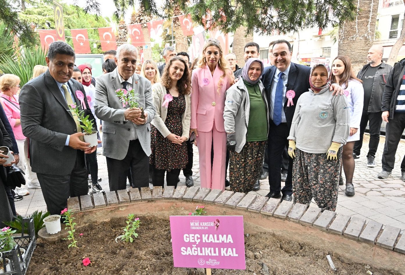 Meme Kanseri için Pembe Çiçekler Toprakla Buluştu