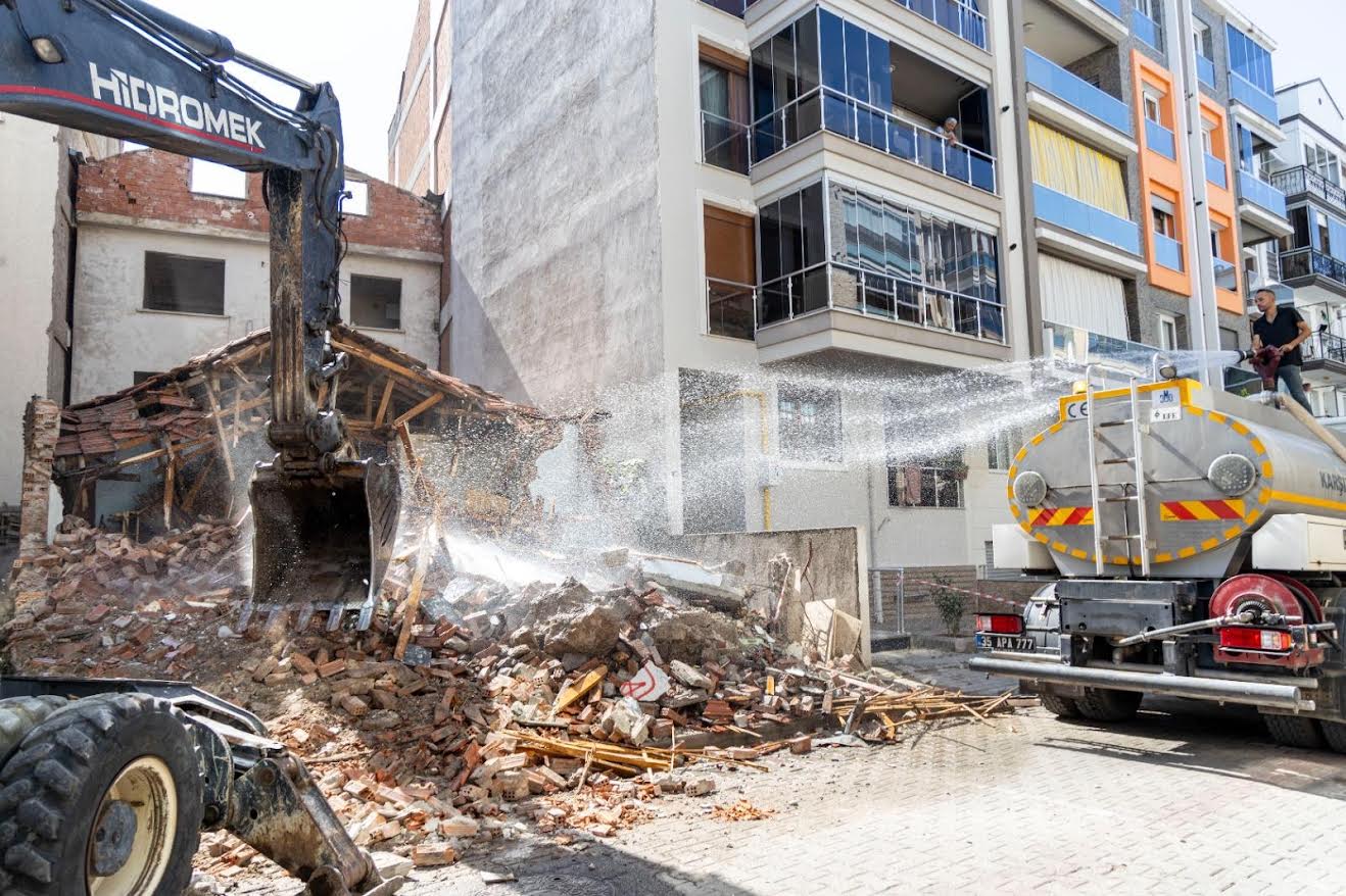 Karşıyaka’da metruk ve riskli binalar tek tek yıkılıyor
