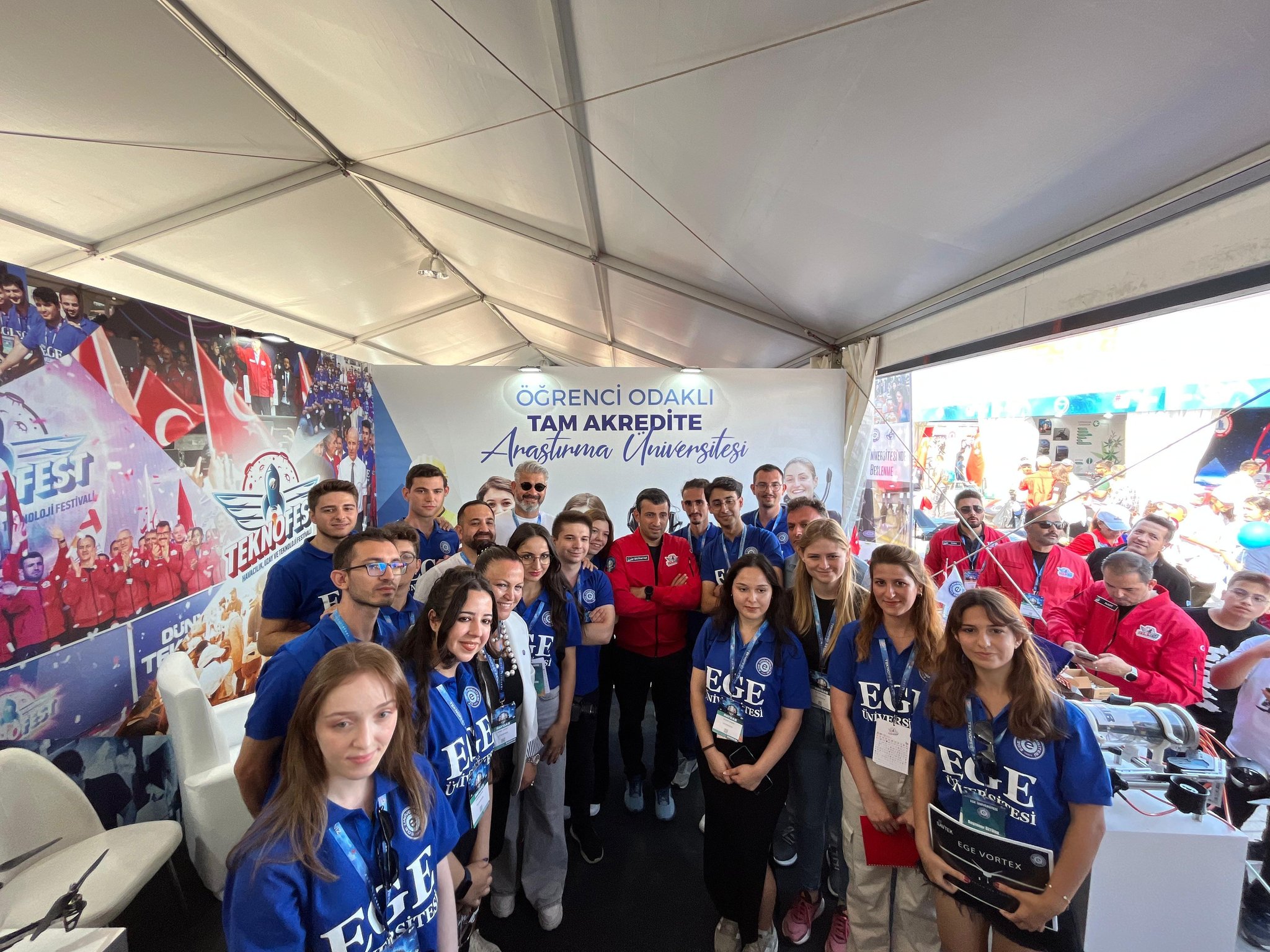 TEKNOFEST Yönetim Kurulu Başkanı Bayraktar, EÜ standını ziyaret etti