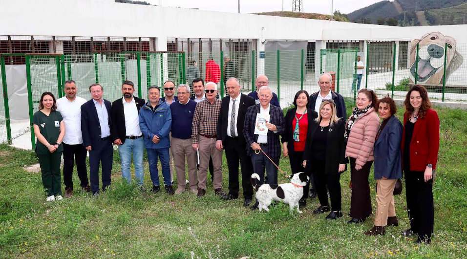 İZSİAD, barınaktan köpek sahiplenme çağrısını yerinden yaptı
