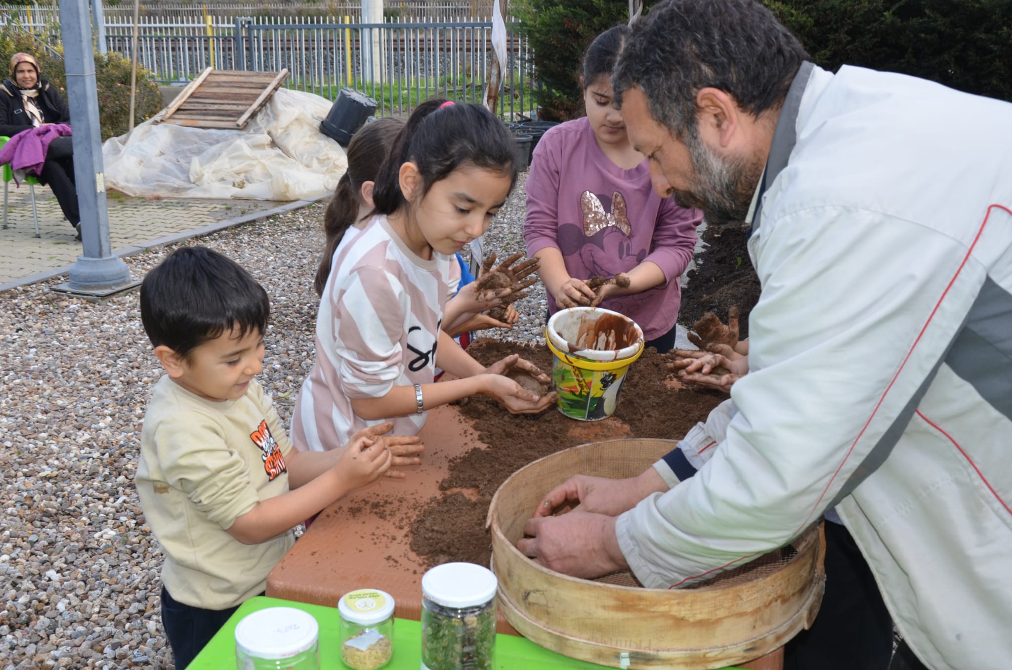 Üretici Pazarında çocuklara tohum, ailelerine sirke yapım atölyesi