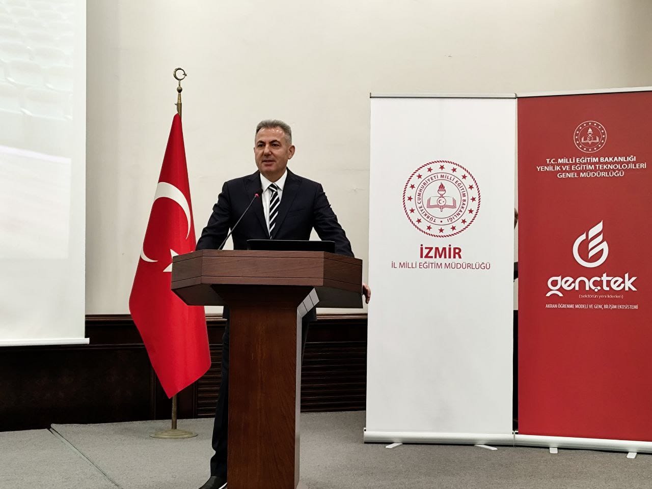 “RoboKod İzmir Bilişim ve Kodlama Projesi” Kapsamında  E-Ticaret ve E-İhracat Temalı  “GENÇTEK İzmir Tanışma Toplantısı” Gerçekleştirildi