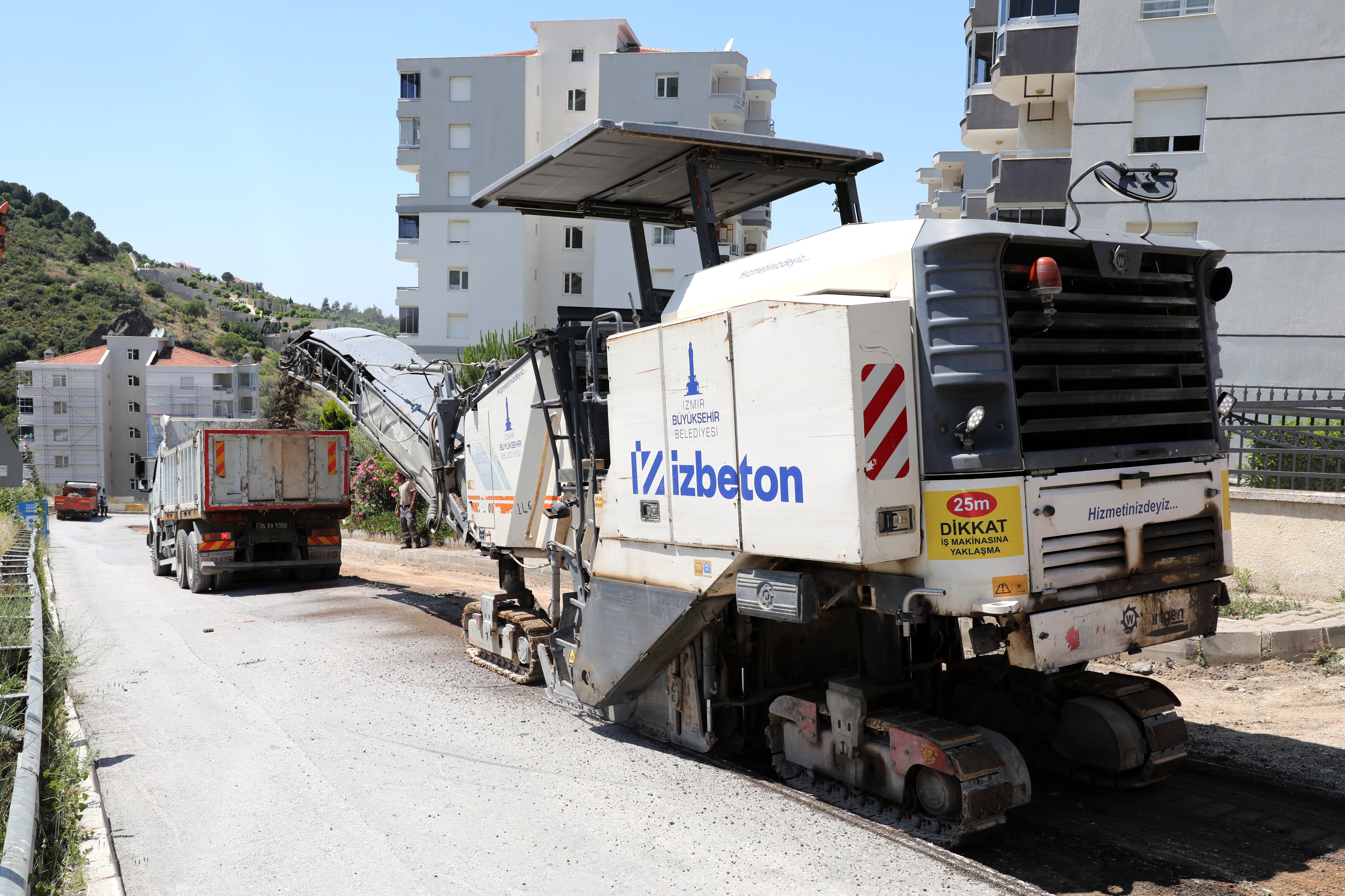 NARLIDERE BELEDİYESİ ASFALTLAMA ÇALIŞMALARINI SÜRDÜRÜYOR