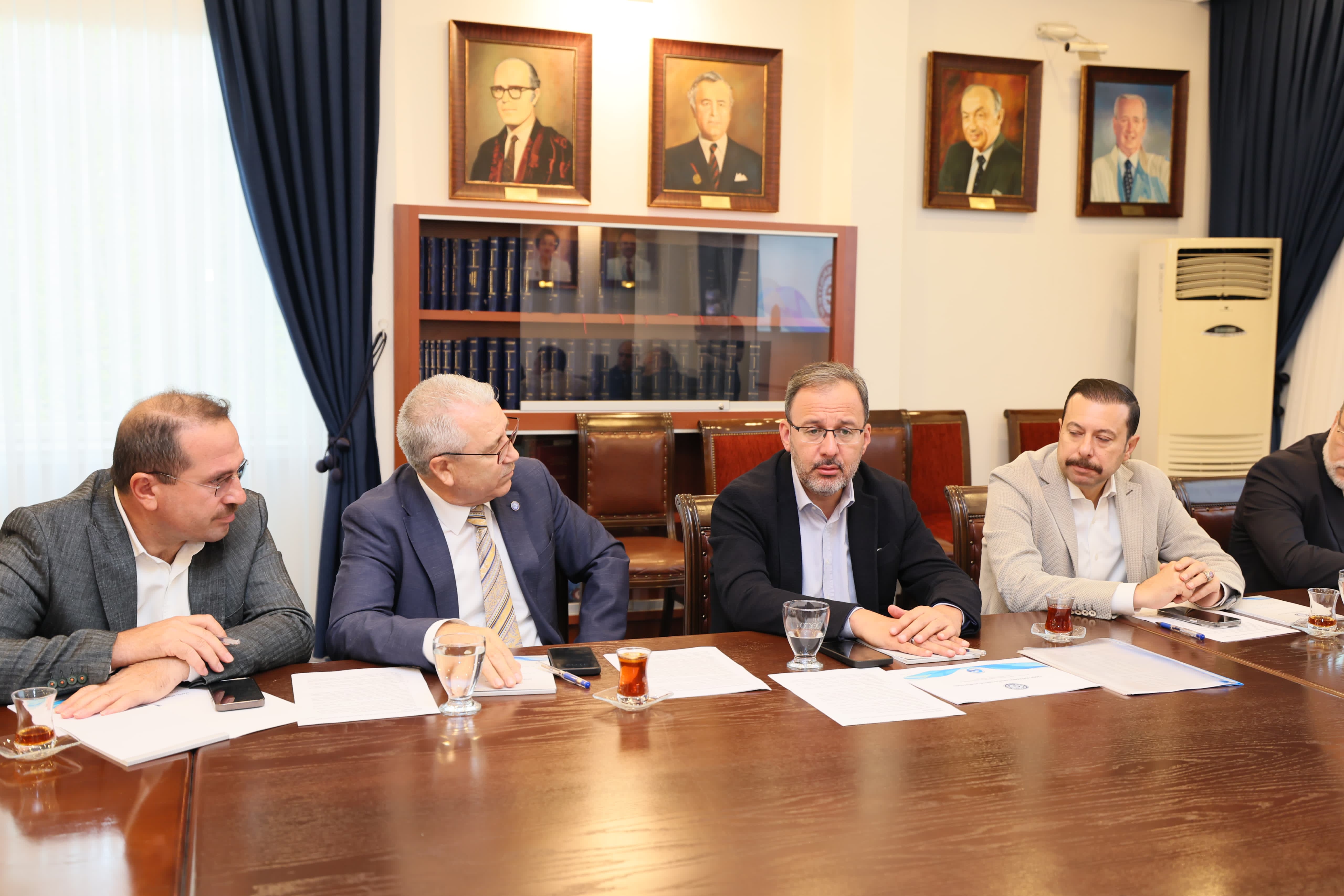 Dr. Mehmet Kasapoğlu Ege Üniversitesi’nde İzmir Körfezi'ndeki çevresel sorunların çözümü ile ilgili toplantıya katıldı