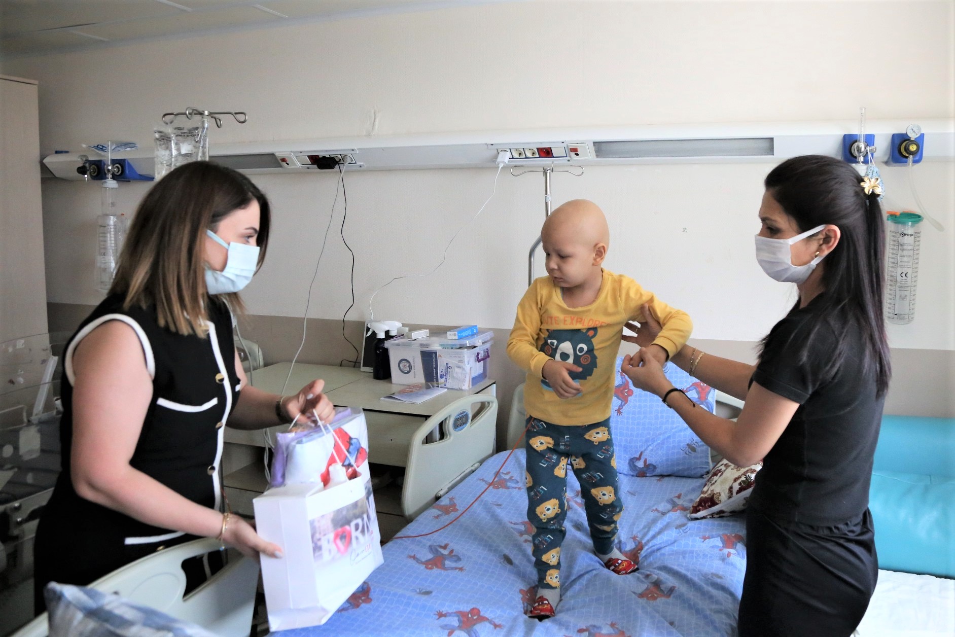 Çocuk hastalara moral ziyareti