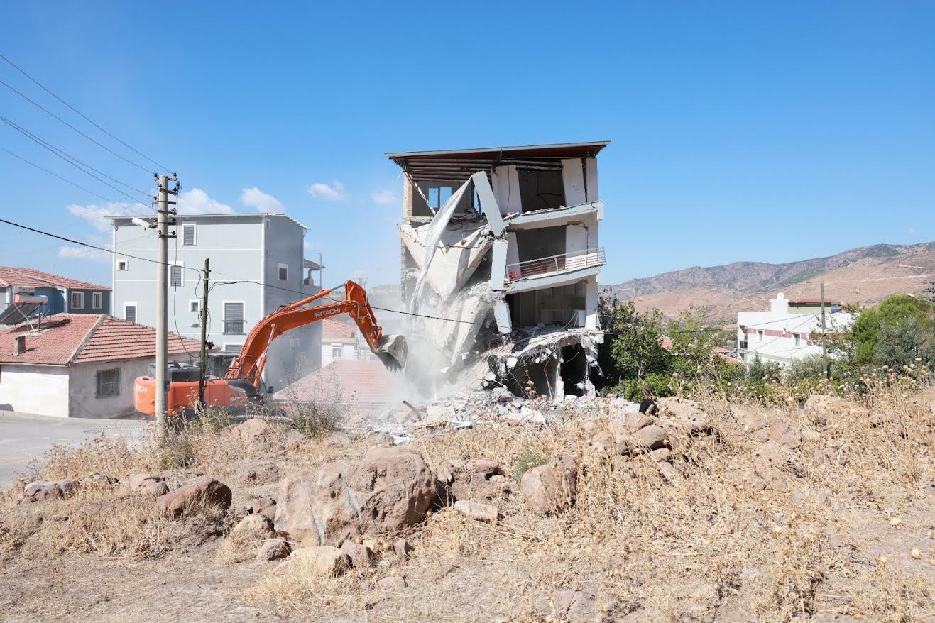 Bayraklı’da 5 katlı kaçak yapı yıkıldı