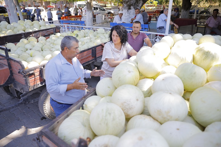 İzmir Büyükşehir Belediyesi ve Kınık Belediyesi'nden Çiftçilere Destek: Ürünler Tarlada Kalmadı, Vatandaşlara Dağıtıldı…