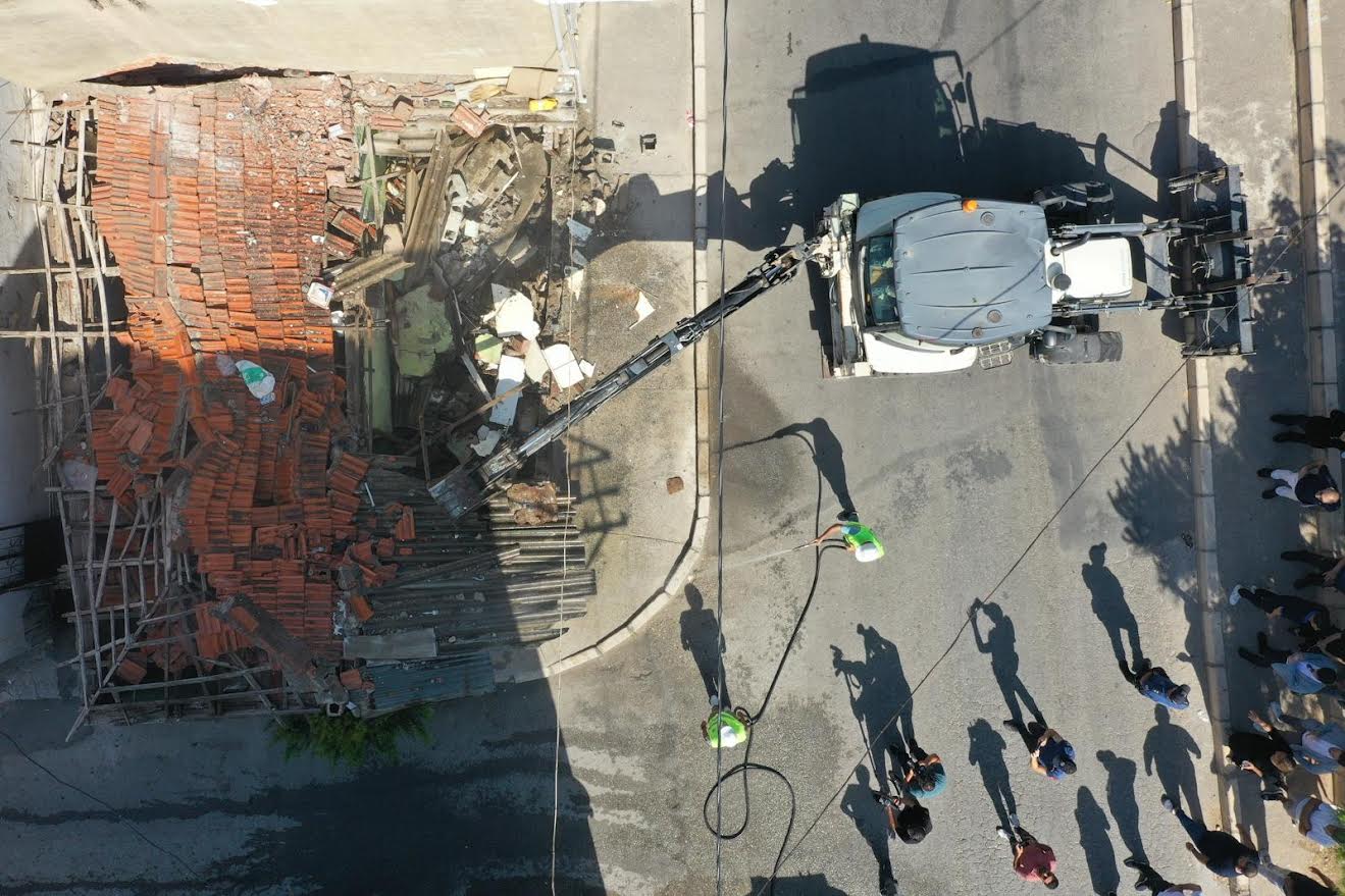 Konak’ta tehlike saçan metruk binalar yıkılıyor