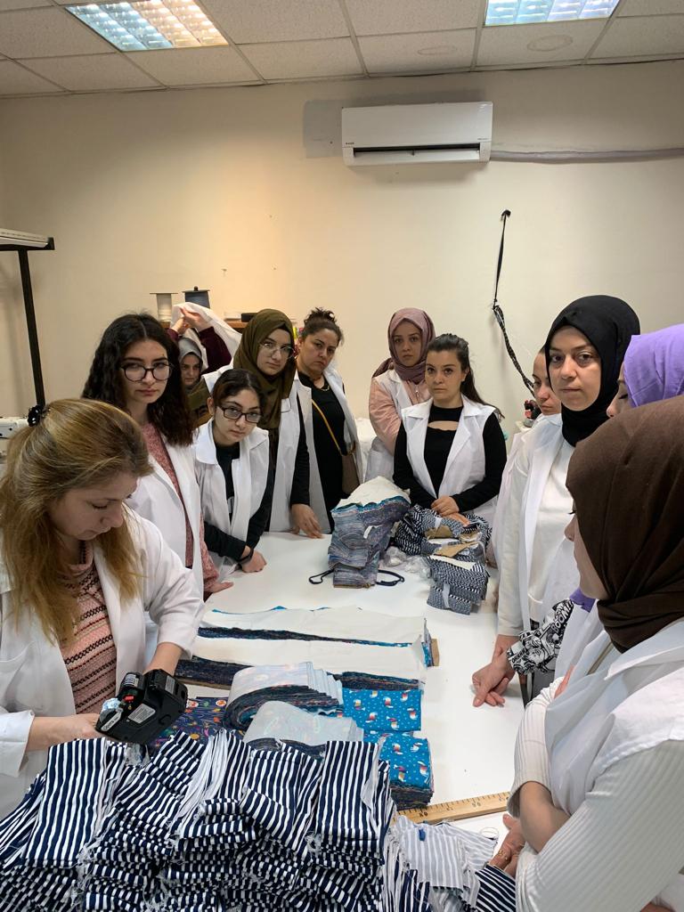 Depremzede bebeklere kıyafet dikiyorlar