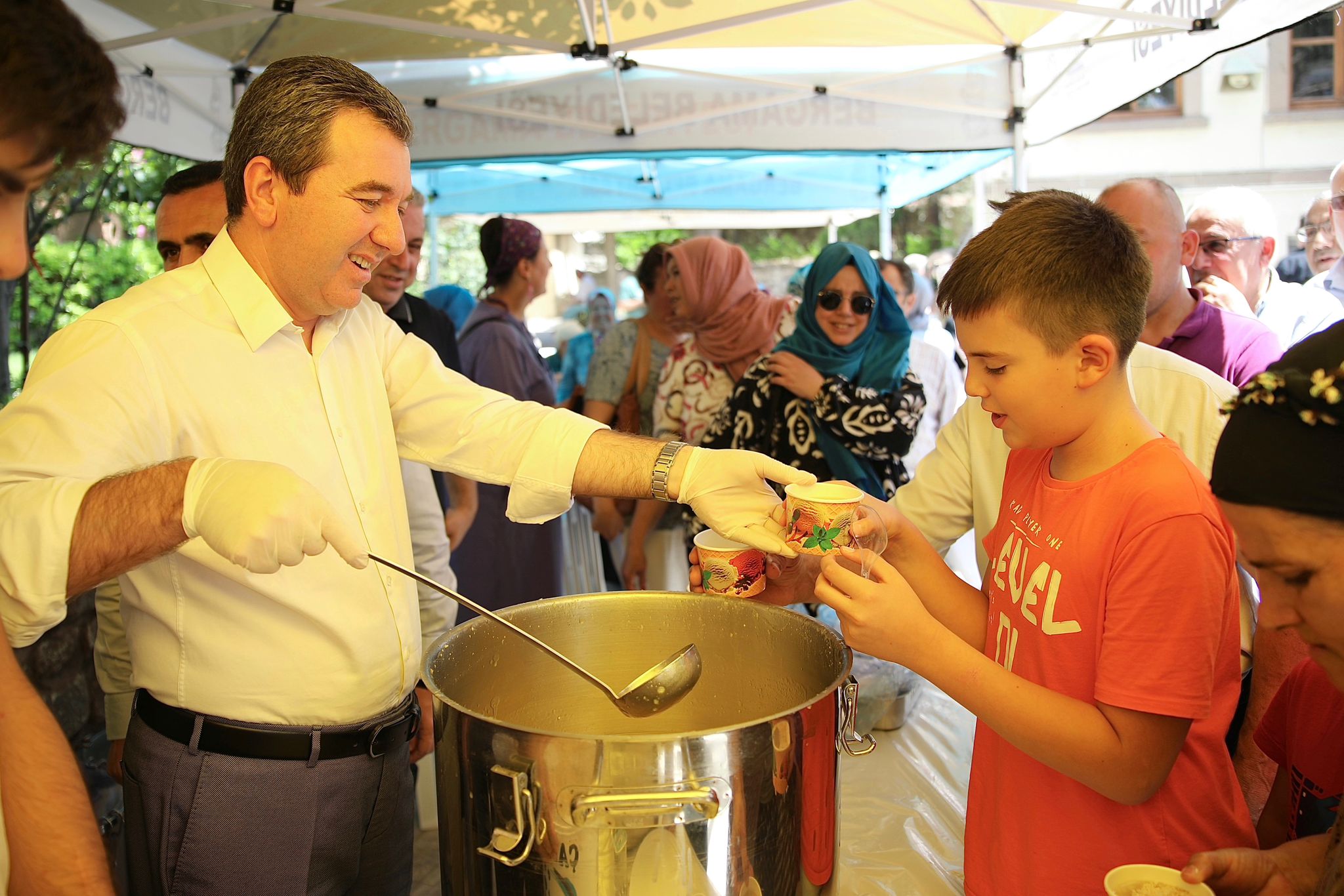 Bergama Belediye Başkanı Hakan Koştu Aşure Dağıttı