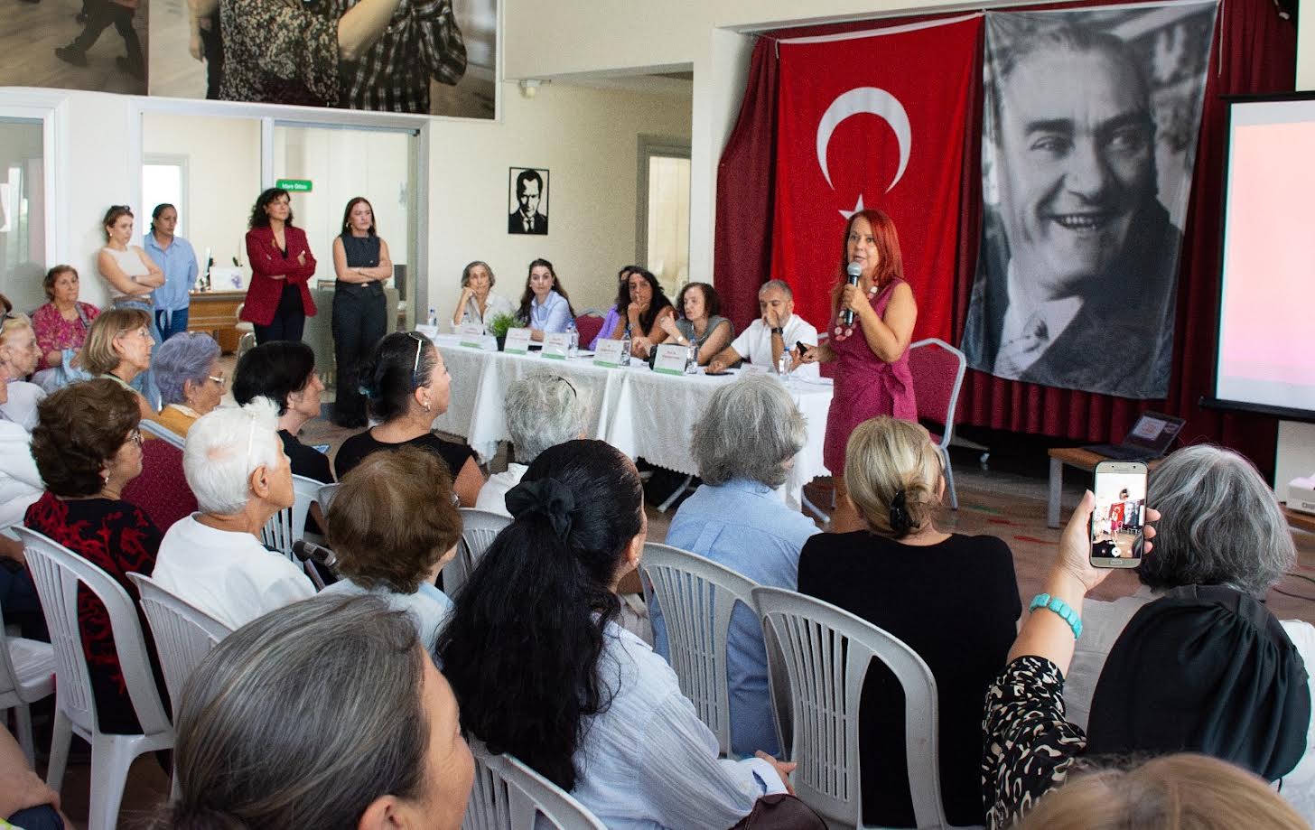 Karşıyaka’da Alzheimer’la yaşam konuşuldu