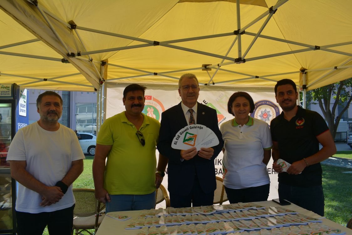 EÜ’de “El Ele Güvenli Geleceğe” standında aileler ve öğrenciler bilgilendirildi