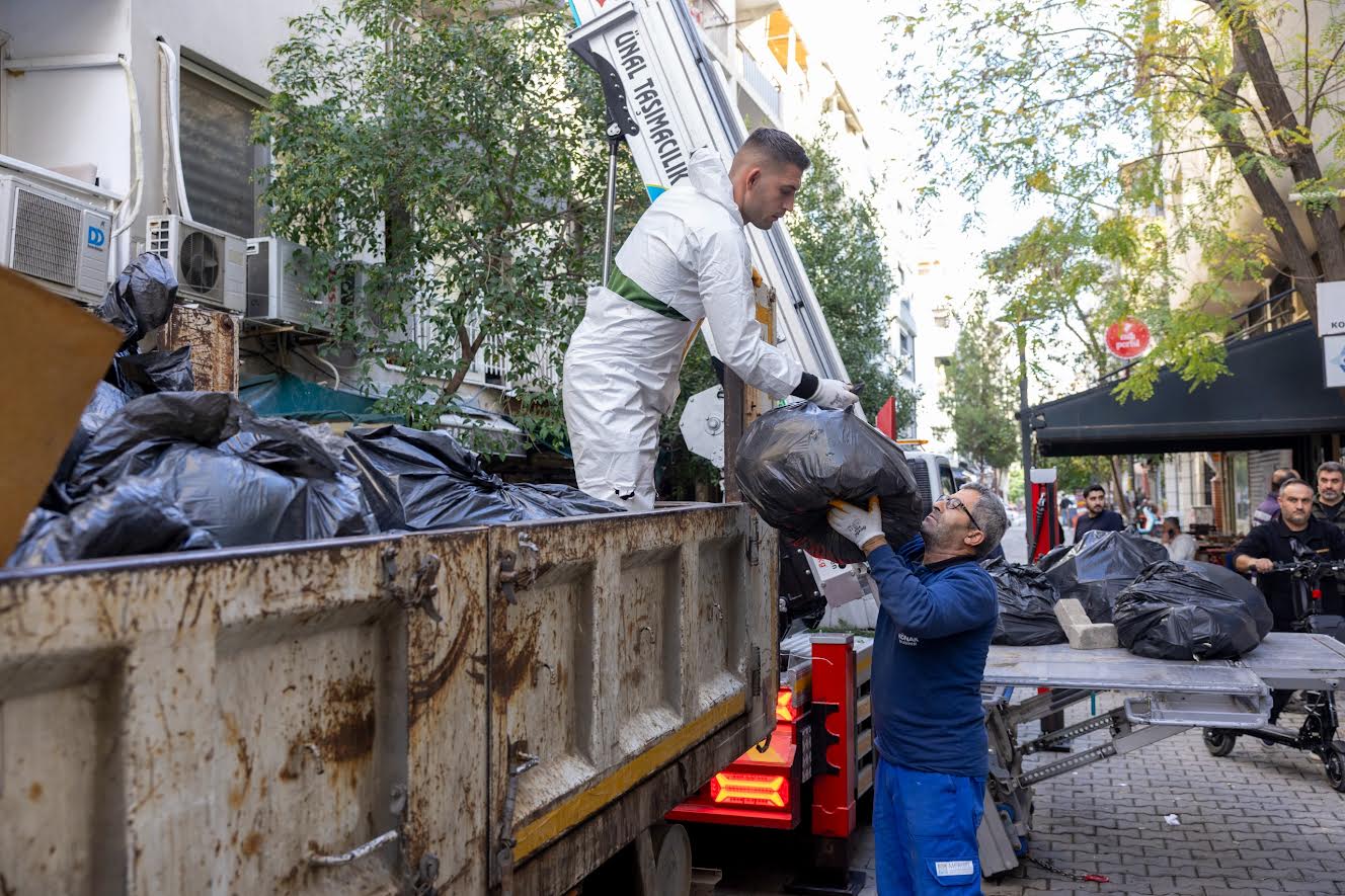 Konak Belediyesi’nden çöp ev operasyonu: 4 kamyon atık çıktı