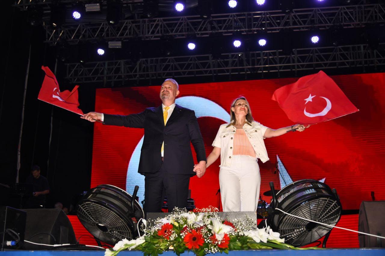 PEHLİVAN ÖĞRENCİLERE MÜJDE VERDİ  MENEMEN’De ‘HADİSE’ ÇIKTI!      