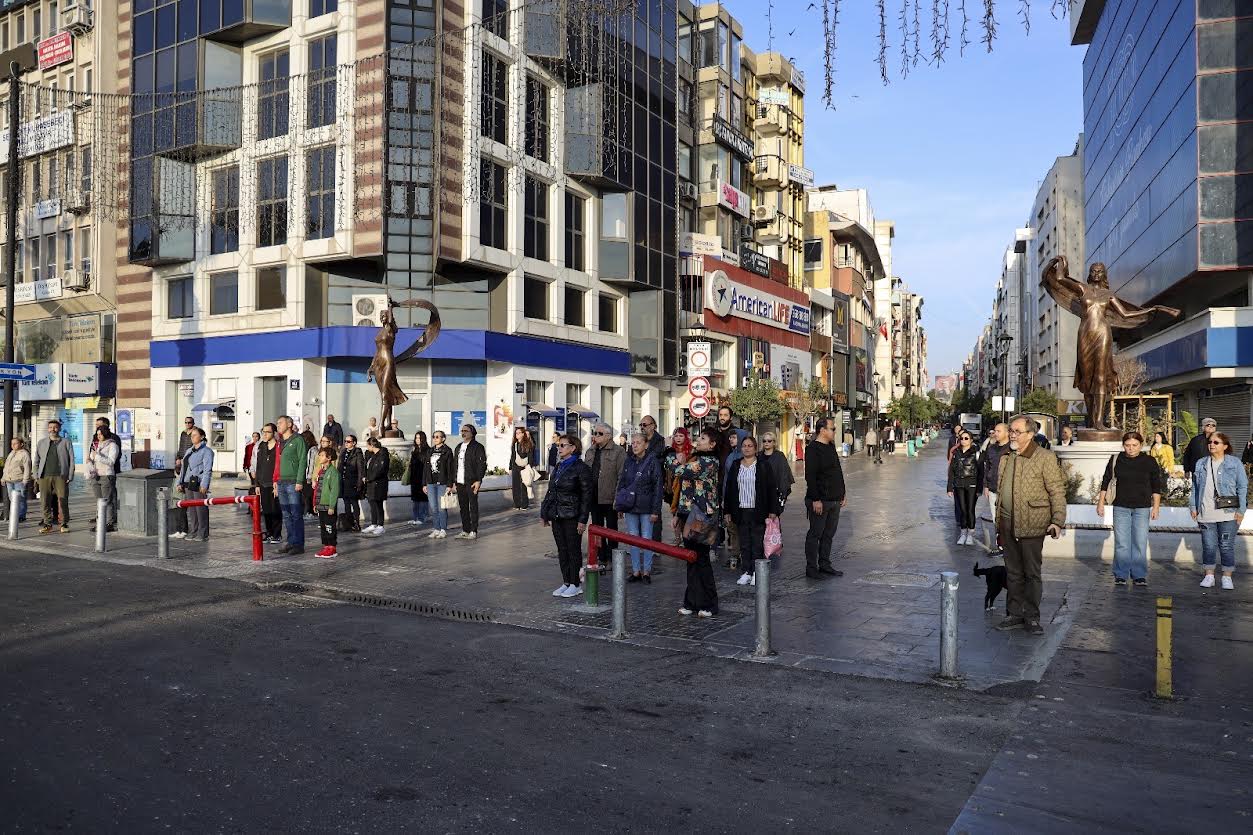 Karşıyaka’da hayat durdu; kalpler Atatürk için attı!
