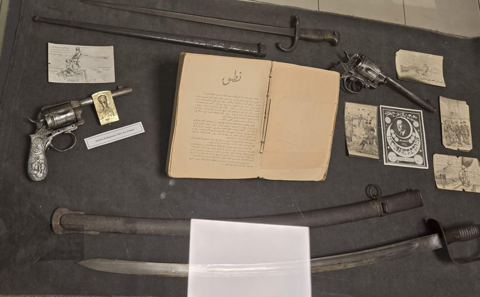 İzmir'de Atatürk'e Duyulan Saygı ve Özlem Tarihi Sergiyle Anlatıldı