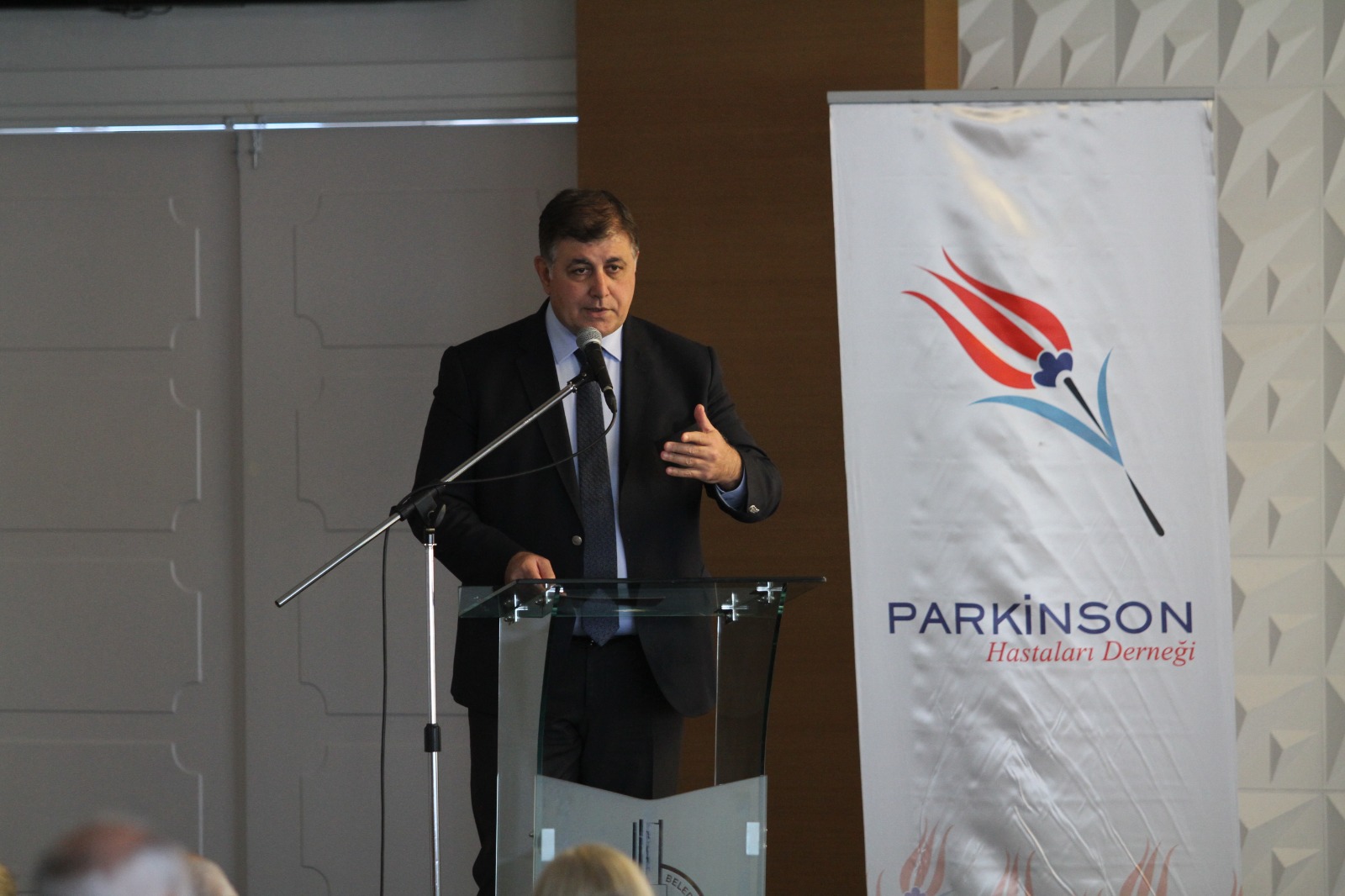 Karşıyaka Belediyesi’nin kursları hayata bağlıyor