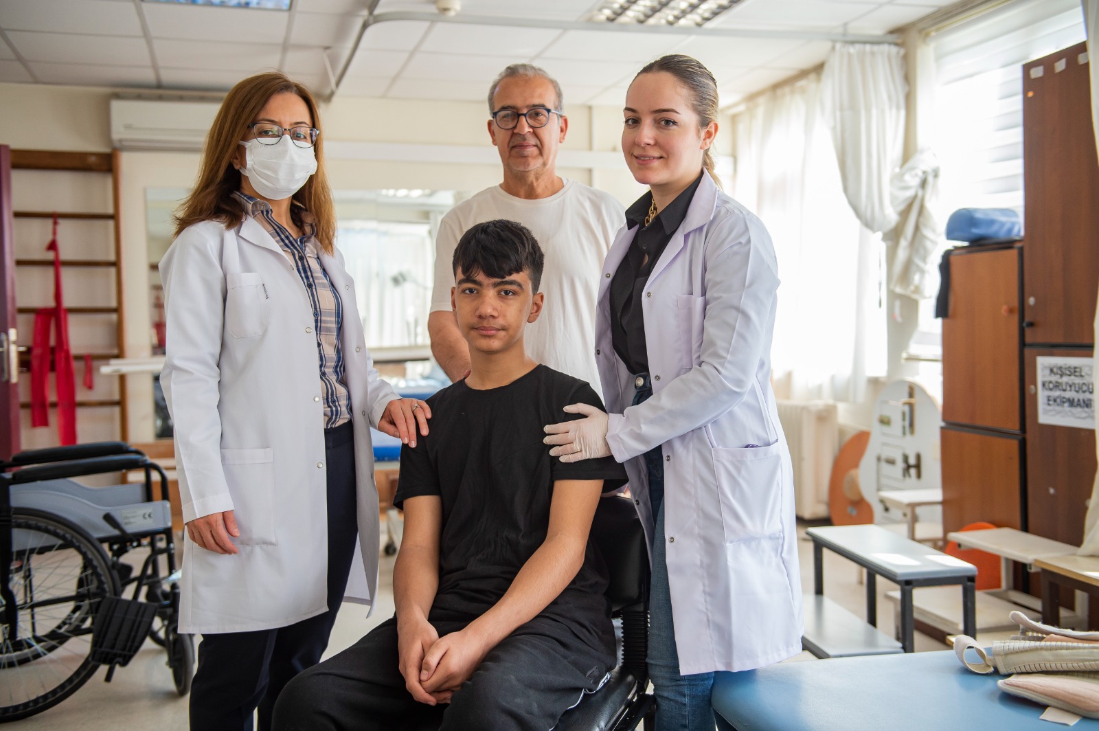 Enkaz altından kurtarılan Osmaniyeli Mustafa ilk adımlarını İzmir’de attı