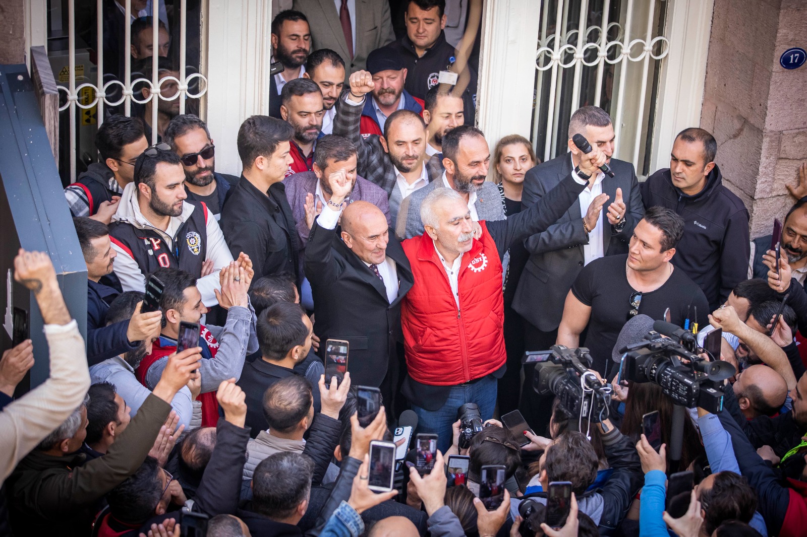 İZELMAN işçisine yüzde 54 zam. İzmir Büyükşehir Belediyesi ile sendika uzlaştı